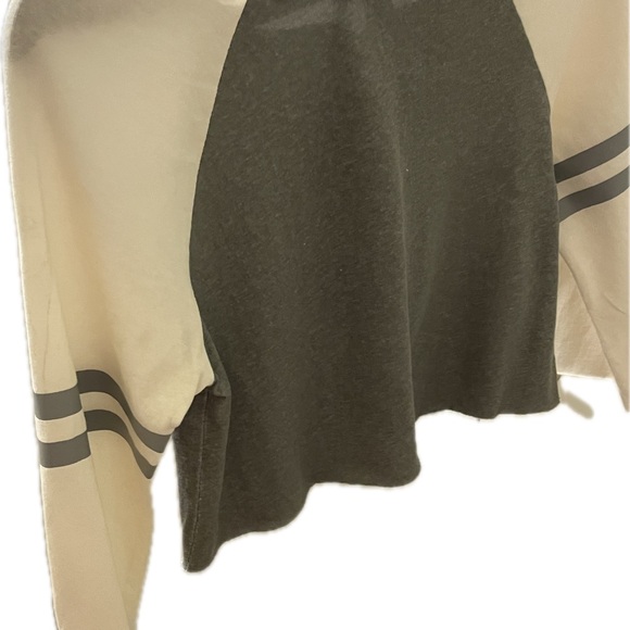 POL Women's Long Sleeve Gray and Cream Shirt Size Small Lint Mark on the Back - Picture 6 of 14